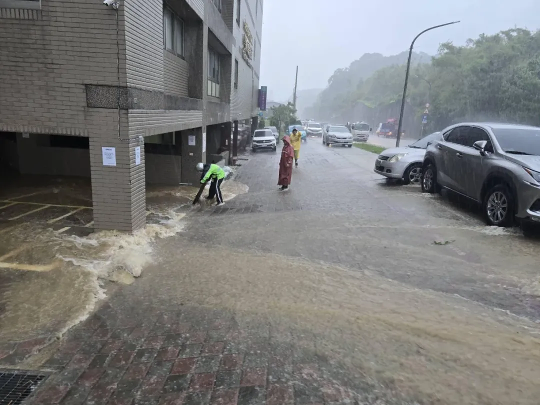 基隆降下劇烈雨勢多處路段都淹水。（圖／中天新聞）