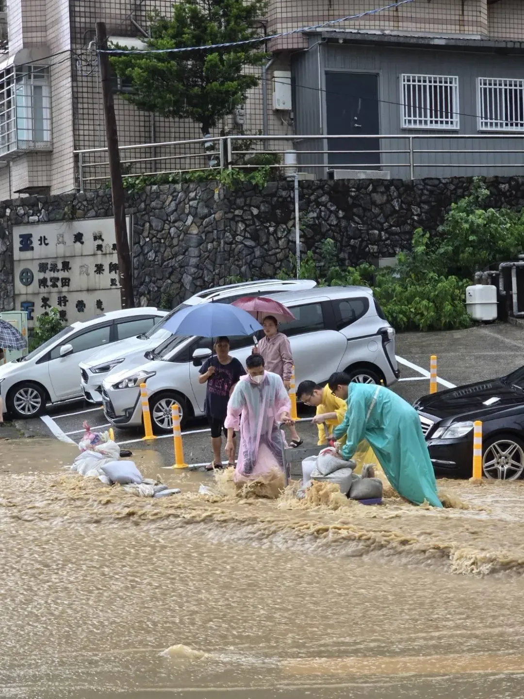基隆調和街路面水淹成河。（圖／中天新聞）