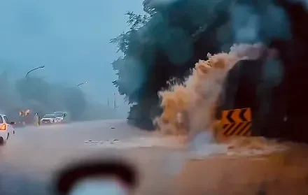 新北市瑞芳區的瑞八公路,積水如汪洋一片。(圖/翻攝畫面)