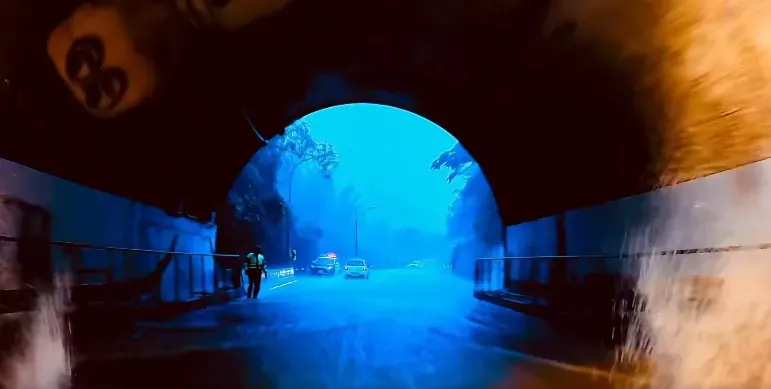 車輛駛過濺起的水花比人還高。(圖/翻攝畫面)