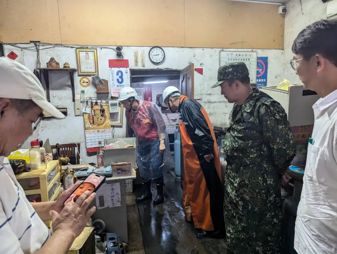 基隆市長謝國樑檢視民宅積水情況。（圖／基隆市政府提供）