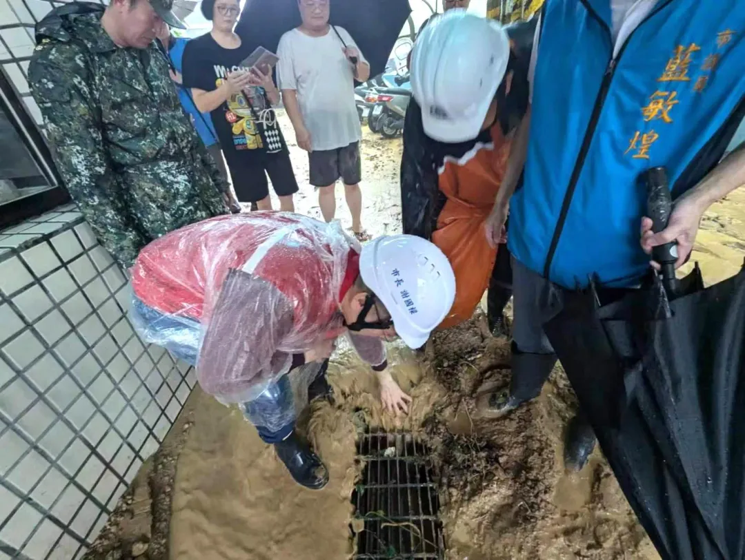 基隆市長謝國樑檢視土石流流入水下道的情況。（圖／基隆市政府提供）