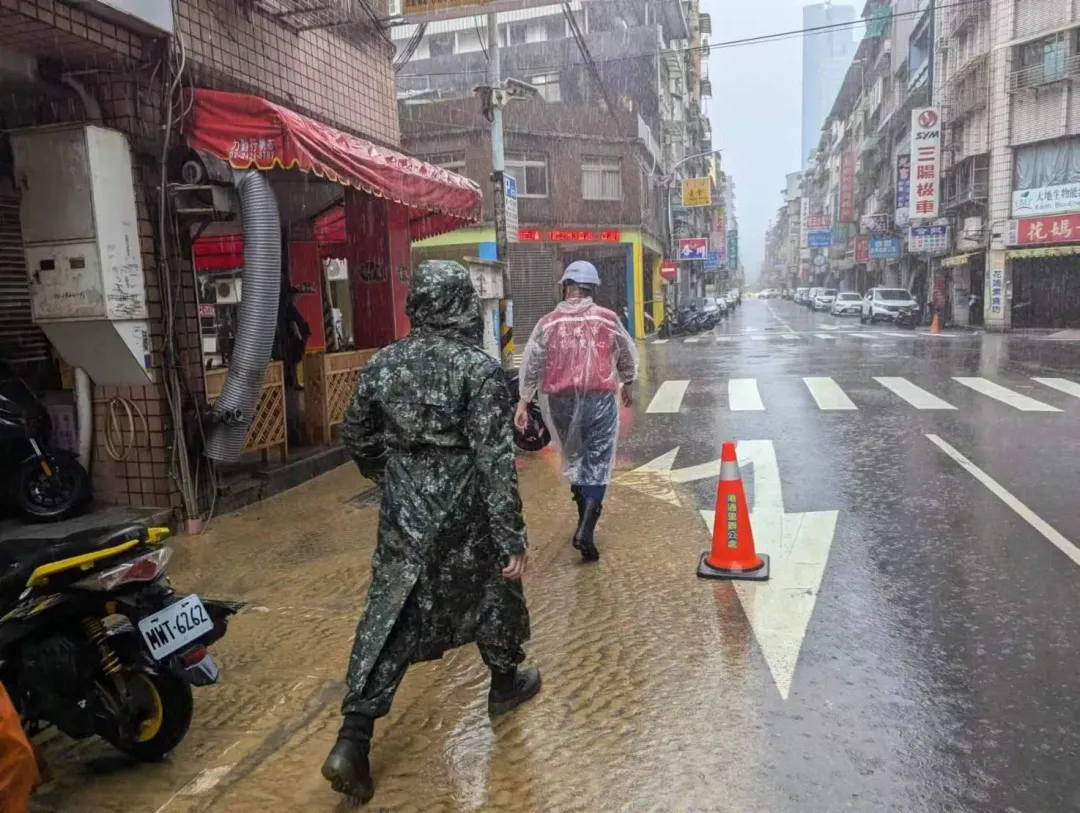基隆市長謝國樑逐戶視察災情。（圖／基隆市政府提供）