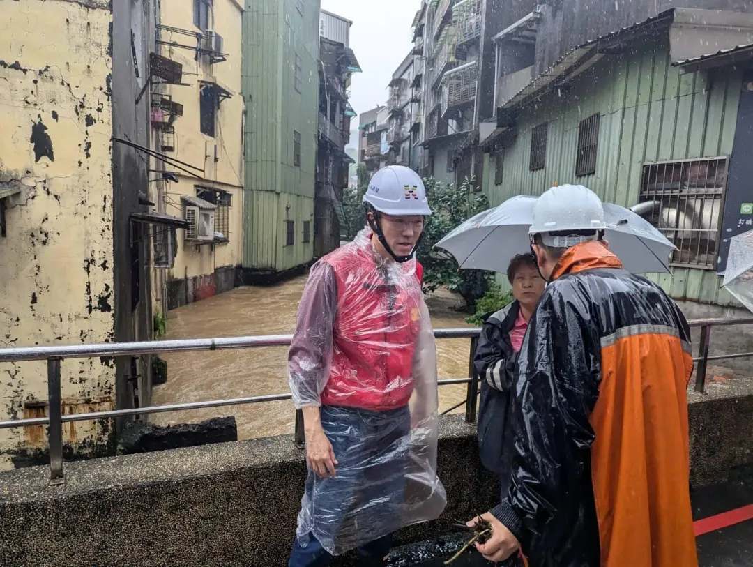 基隆市長謝國樑不畏雨勢，了解水位上升情況。（圖／基隆市政府提供）
