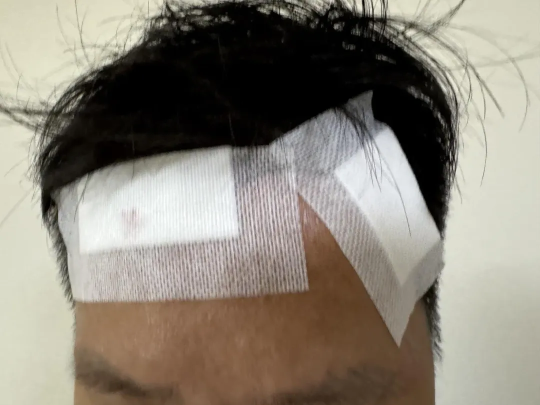 高雄市政府警察局三民第一分局2名坐在落地窗旁的員警慘遭玻璃碎片割傷臉、手。(圖/翻攝畫面)