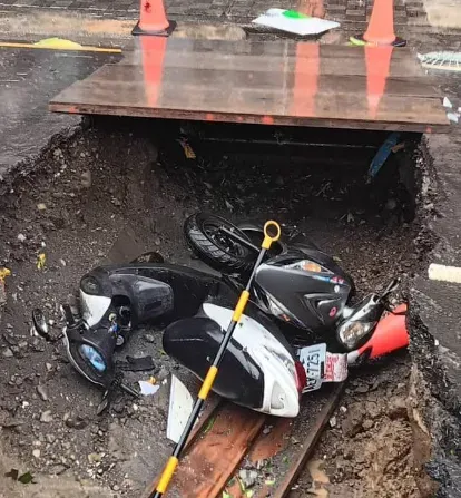 山陀兒吹走工地鋼板,鳳山機車騎士經過,摔落巨大坑洞送醫。(圖/翻攝自李雅靜臉書)