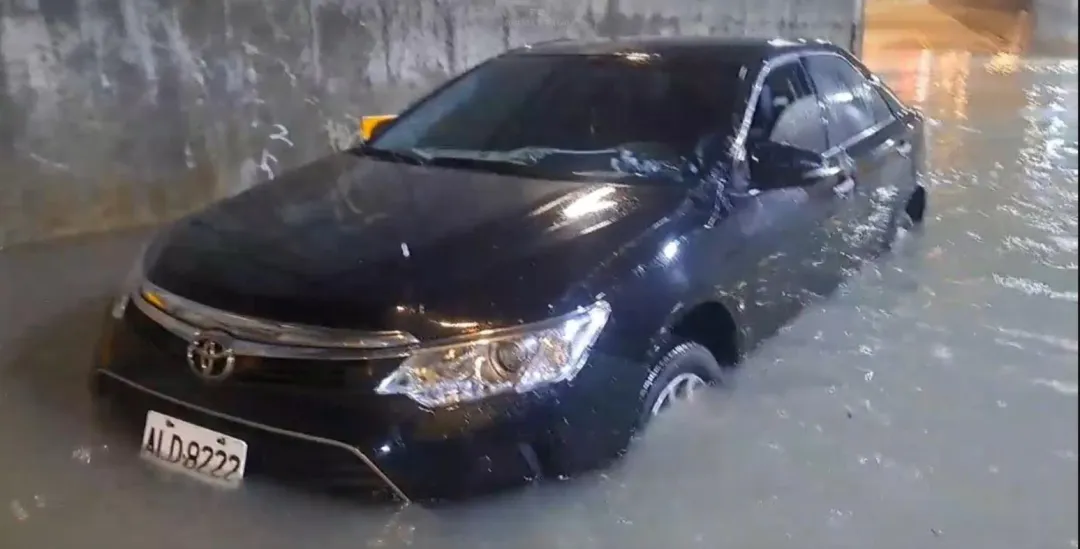 宜蘭羅東大同地下道淹水有車輛沒注意開進地下道受困其中。(圖/中天新聞)