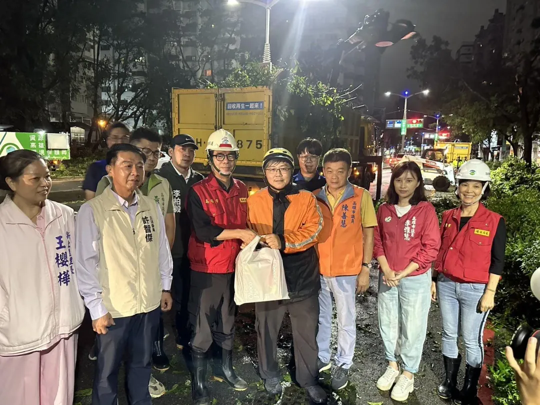 陳其邁也期盼3天內恢復市容，4日主要幹道暢通。（圖／陳其邁臉書）