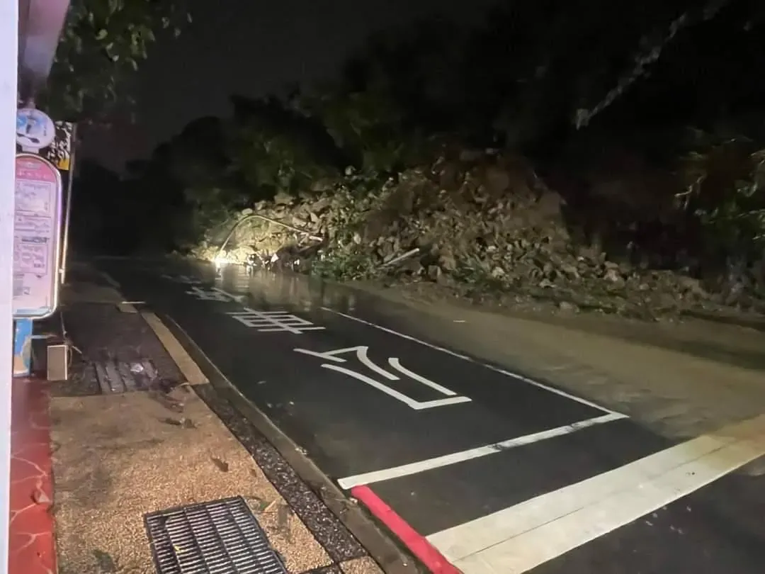 基隆市中正區新豐街於今（4）日凌晨海中天社區前驚傳走山。（圖／翻攝自基隆人 臉書社團）