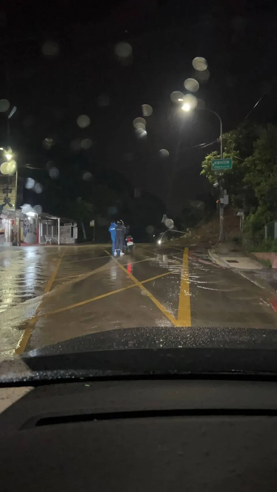 基隆市中正區新豐街於今（4）日凌晨海中天社區前驚傳走山。（圖／翻攝自基隆人 臉書社團）