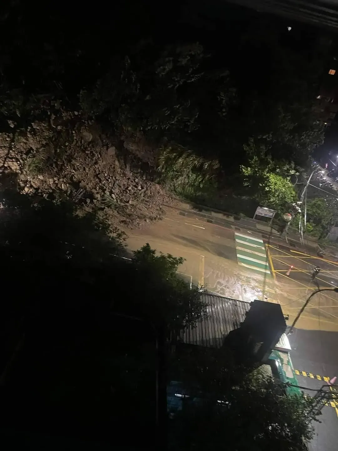 基隆市中正區新豐街於今（4）日凌晨海中天社區前驚傳走山。（圖／翻攝自基隆人 臉書社團）