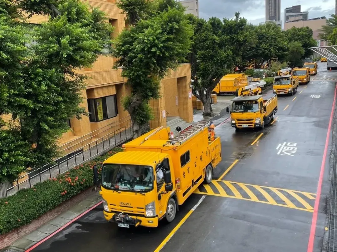 受颱風影響,截至今天(4日)上午10點目前仍停電用戶數接近10萬戶。(圖/翻攝畫面)