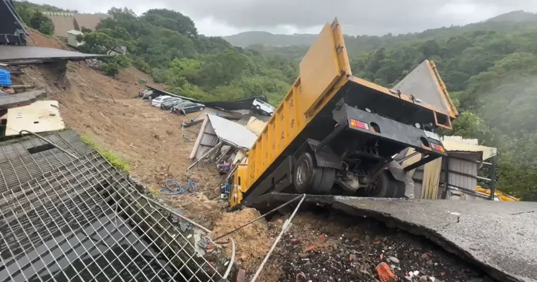 回收車滑落邊坡。（圖／翻攝畫面）