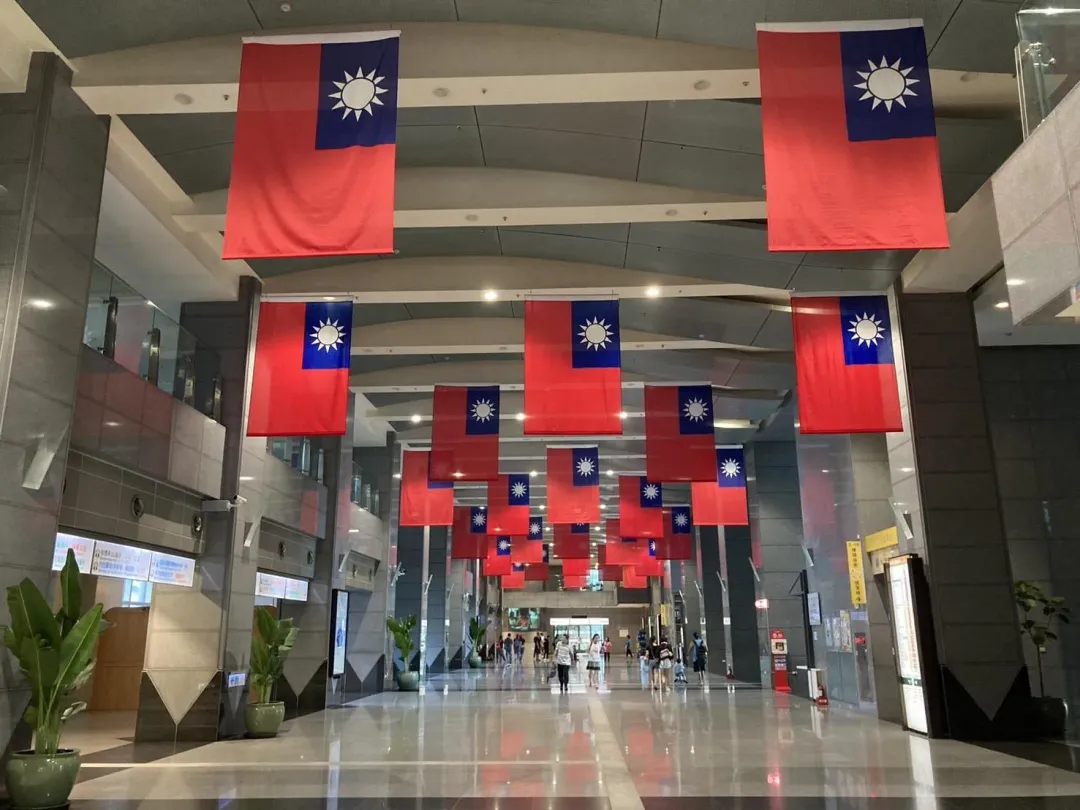 新北市政府為慶祝國慶，已陸續在市府大樓掛上國旗（圖／新北市政府民政局提供)