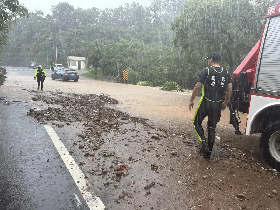 警消也於陽金公路，陸續協助多輛拋錨車脫困。（圖/新北市議員張錦豪提供）