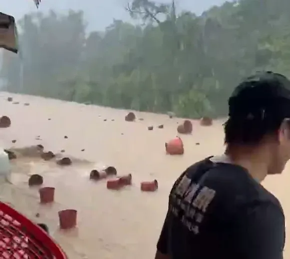 新北市金山區遭大雷雨狂襲，驚現花盆漂漂河。（圖/翻攝畫面）