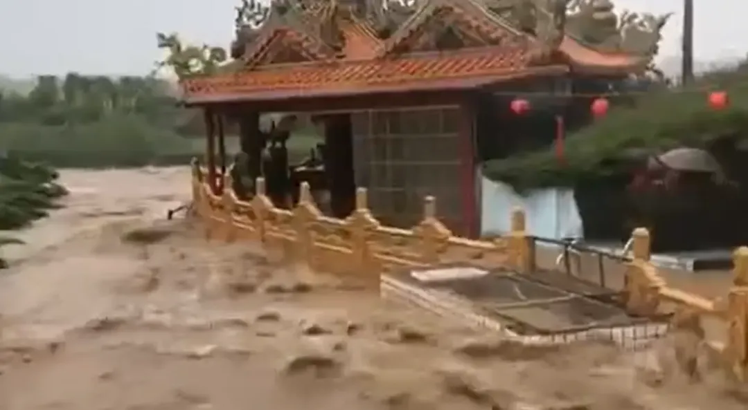 新北市金山區遭大雷雨狂襲，驚險滾滾黃流，讓人震撼。（圖/翻攝畫面）