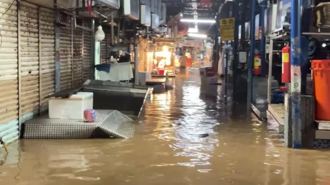 金山老街災情慘重，此為現場淹水畫面。（圖／翻攝畫面）