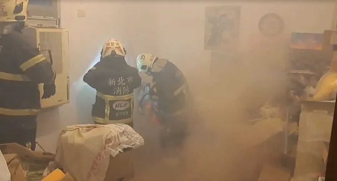 男子下半身麻痺，消防人員改以拆牆方式進行救援。（圖／翻攝畫面）