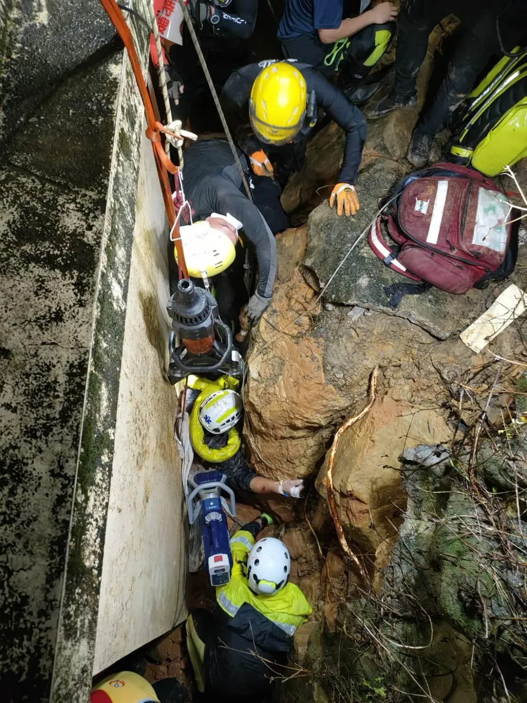 意識清楚急送內湖三軍總醫院檢傷救治。（圖／翻攝畫面）