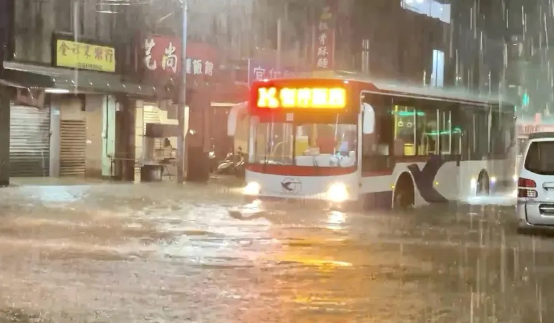 山陀兒颱風帶來豪大雨造成北海岸多處淹水道路不通。（圖／翻攝畫面）