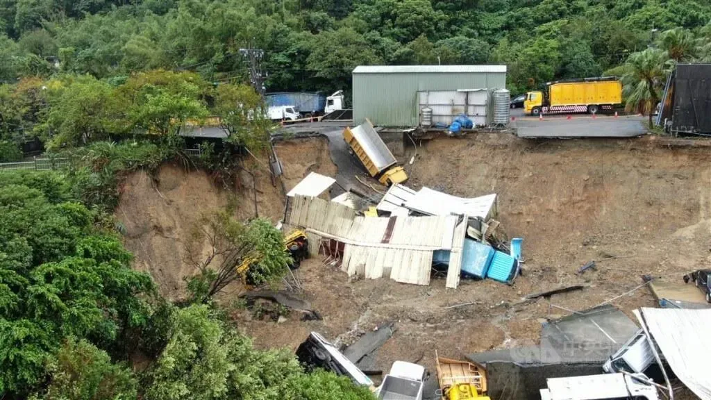 颱風山陀兒襲台帶來強烈風雨，各地傳出災情。基隆市環保局表示，天外天焚化爐清潔大樓旁邊坡3日晚間出現山崩與土石滑落情況，至少12輛公務車陷落，已通知在大樓上班的員工改往他處辦公，也將盡量調度其他垃圾車，希望不會影響垃圾收運。（圖/中央社/記者王騰毅攝）