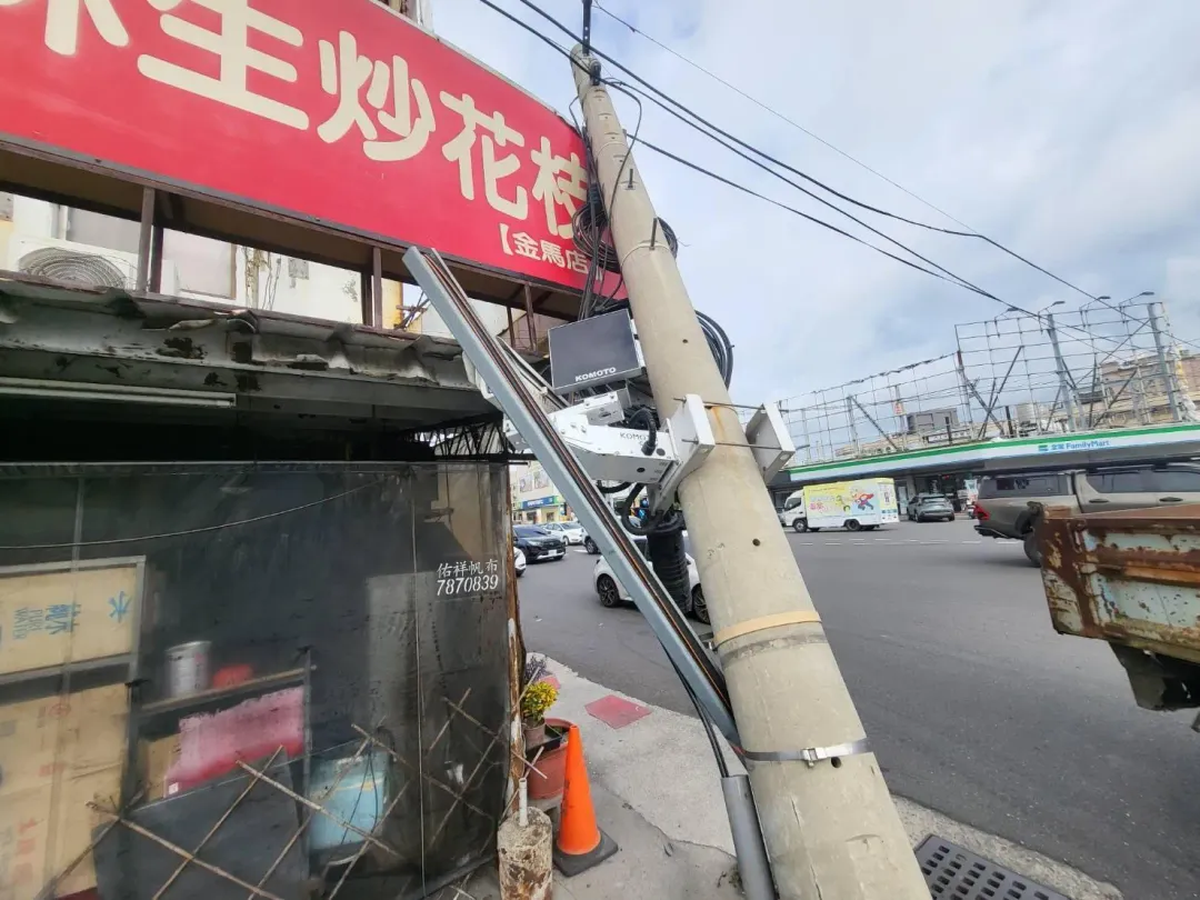 一旁知名的炒花枝美食店也慘遭波及。（圖／翻攝畫面）