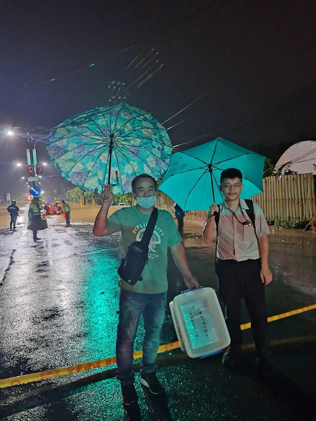 醫護人員深夜趕往醫院上班。(圖/「小蔡醫師健康樂活事務所」FB)