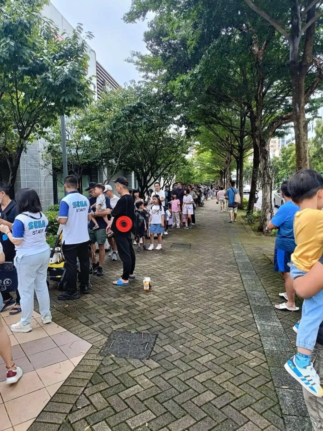 寶可夢迷排隊搶號碼牌。（圖／讀者仁祥提供）