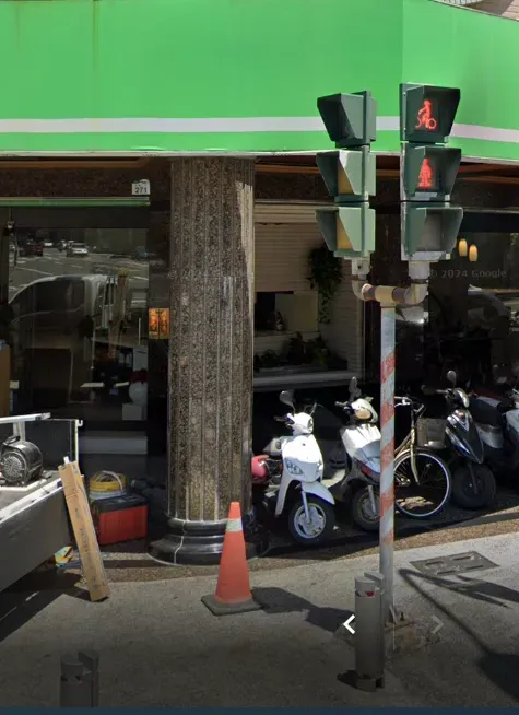 行人號誌燈尚未被颱風摧殘的模樣。（圖／翻攝自Google maps）