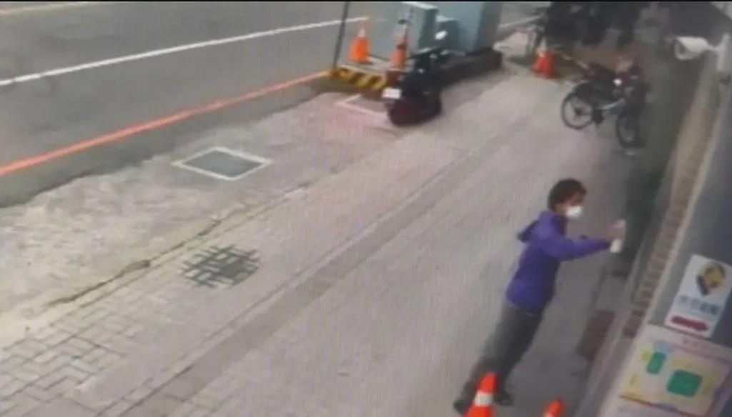 李姓男子疑趁颱風假，到彰化市民生國小圍牆及校門噴漆。（圖/警方提供）