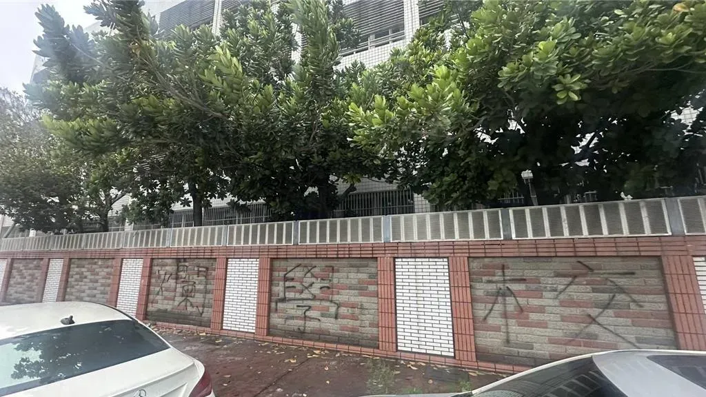 陽明國中圍牆到校門口均遭人噴漆，被寫上「爛學校」及不雅字眼。（圖/警方提供）