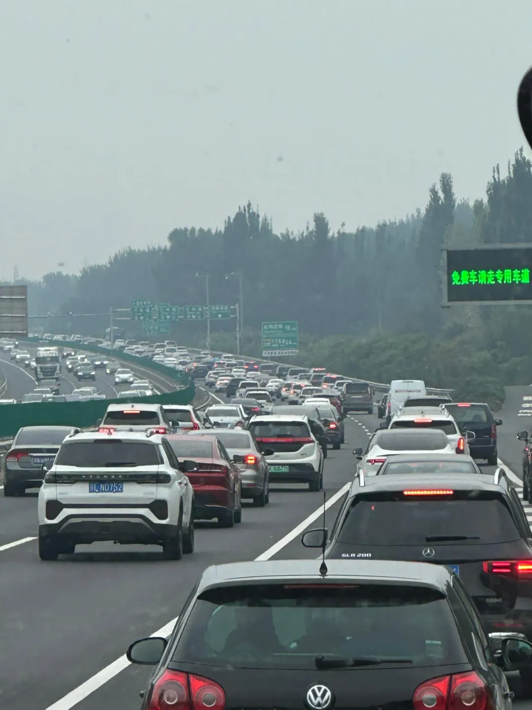 陸「十一」返程客流激增,高速公路又變停車場。(圖/翻攝微博)