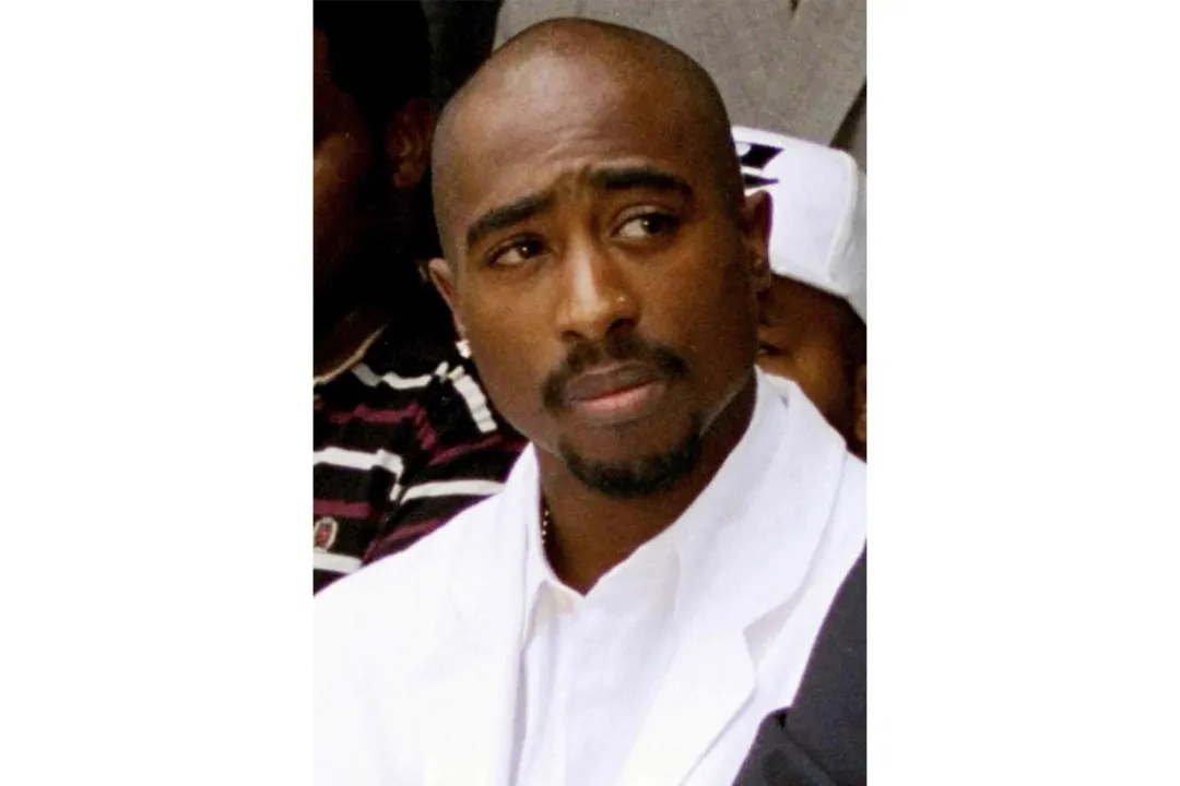 美國已故傳奇饒舌歌手「2Pac」圖派克．夏庫爾1996年遭槍擊身亡，事發28年後，其家屬聘律師重啟該案。（圖／美聯社）