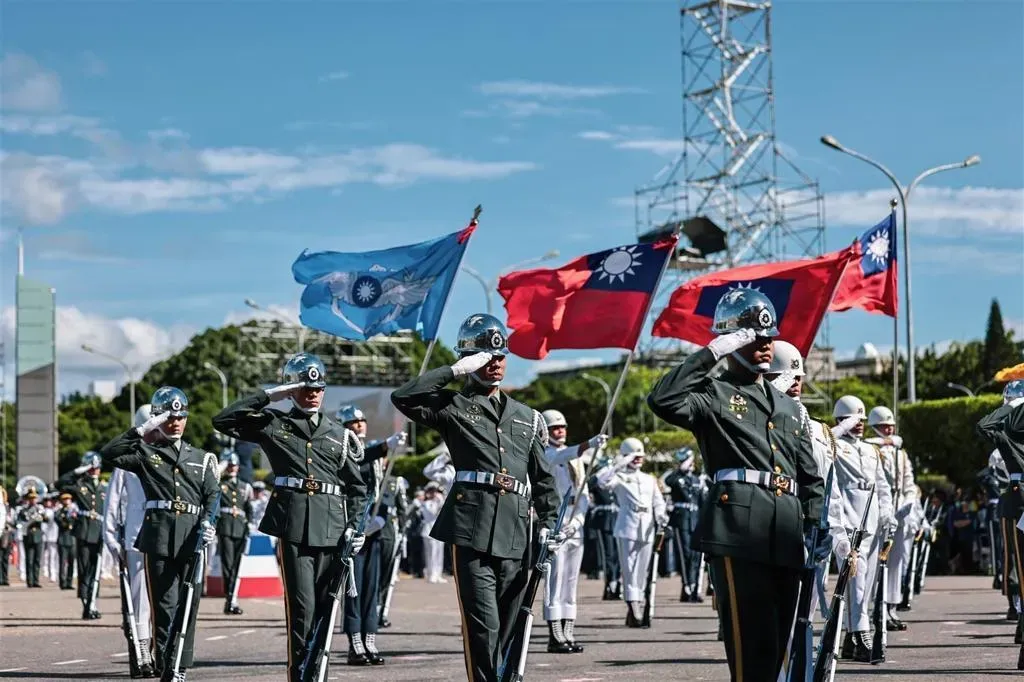 113年國慶大會即將到來，昨日於府前廣場進行全兵力預演。其中，國軍聯合樂隊暨三軍儀隊隊形整齊劃一，展現壯盛軍容。（記者謝承宏攝）