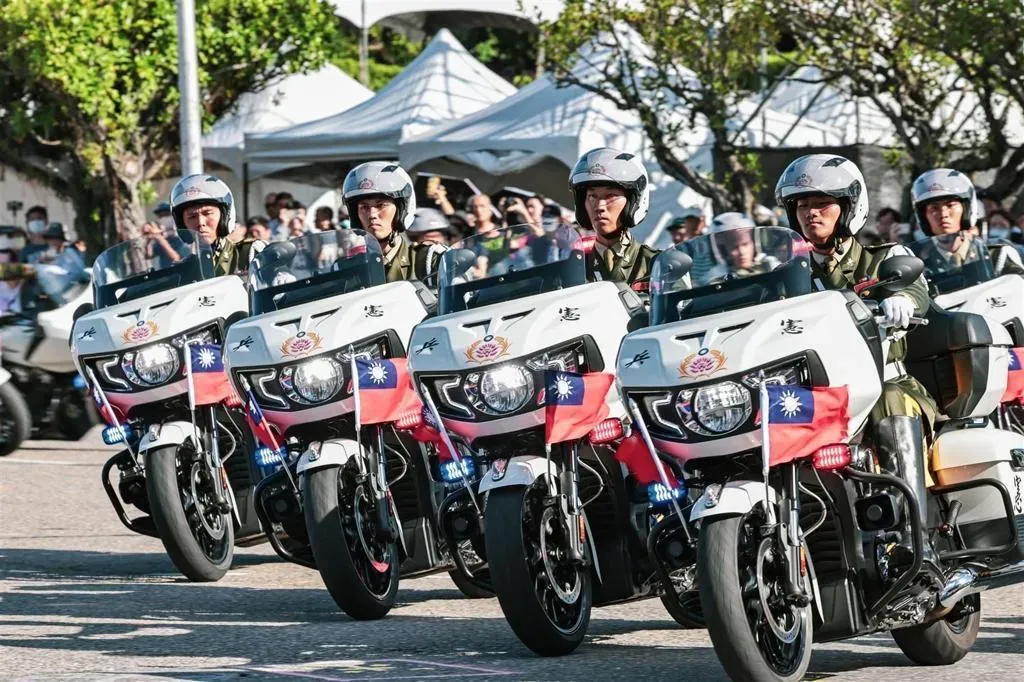 113年國慶大會即將到來，昨日於府前廣場進行全兵力預演。其中，憲兵快反連官兵駕駛「印地安挑戰者」重型機車，展現快、慢行進間的團隊默契與穩定性，並獲得現場民眾高度肯定。（記者謝承宏攝）