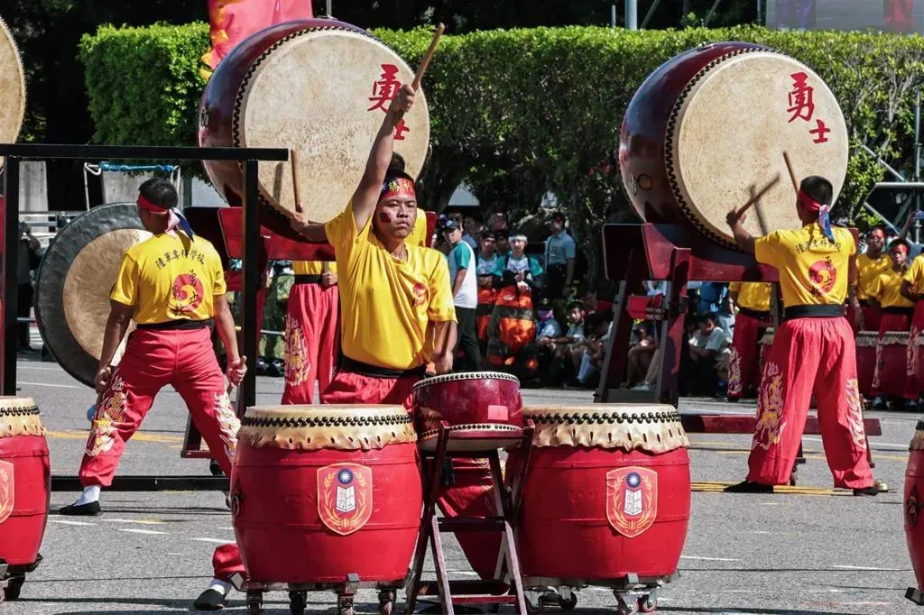 陸軍專科學校戰鼓隊以氣勢磅礡的鼓聲開場，強勁的節奏象徵軍校生的堅毅精神。 （記者謝承宏攝）