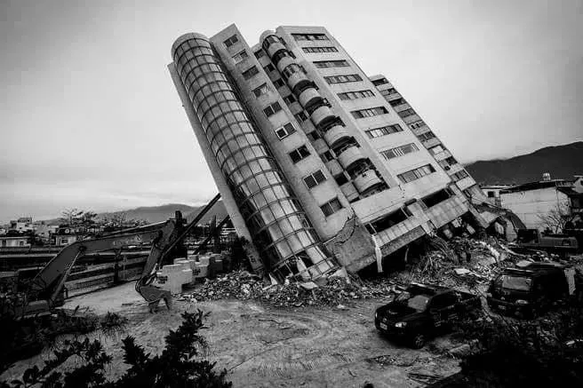 花蓮大地震雲門翠堤大樓倒塌。（圖／翻攝「Tyfd-K9桃園搜救犬隊」粉專）