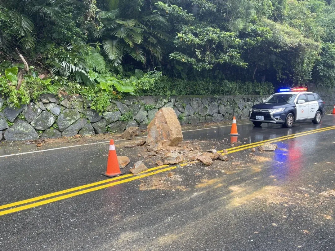 大小不一的落石掉落路面，所幸沒有造成任何人員傷亡。（圖／翻攝畫面）