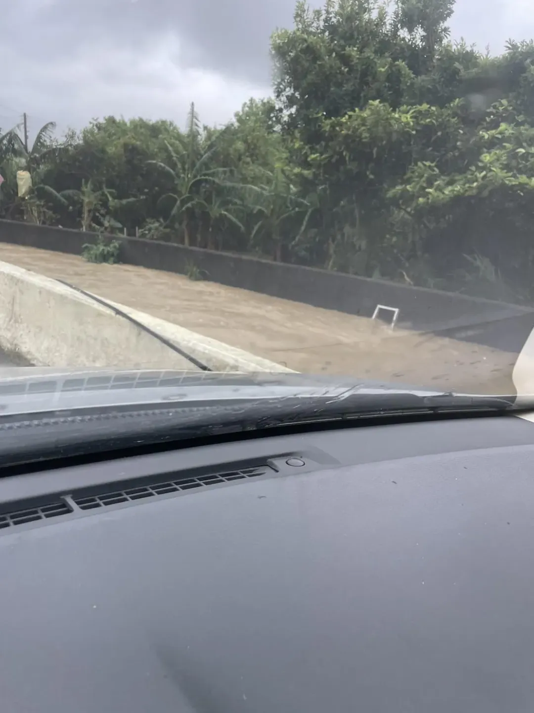 三界聖德宮前面廣場往清泉小路上，因淤泥尚在河道，瞬間雨勢很水就快跟路面一樣高。（圖／翻攝畫面）