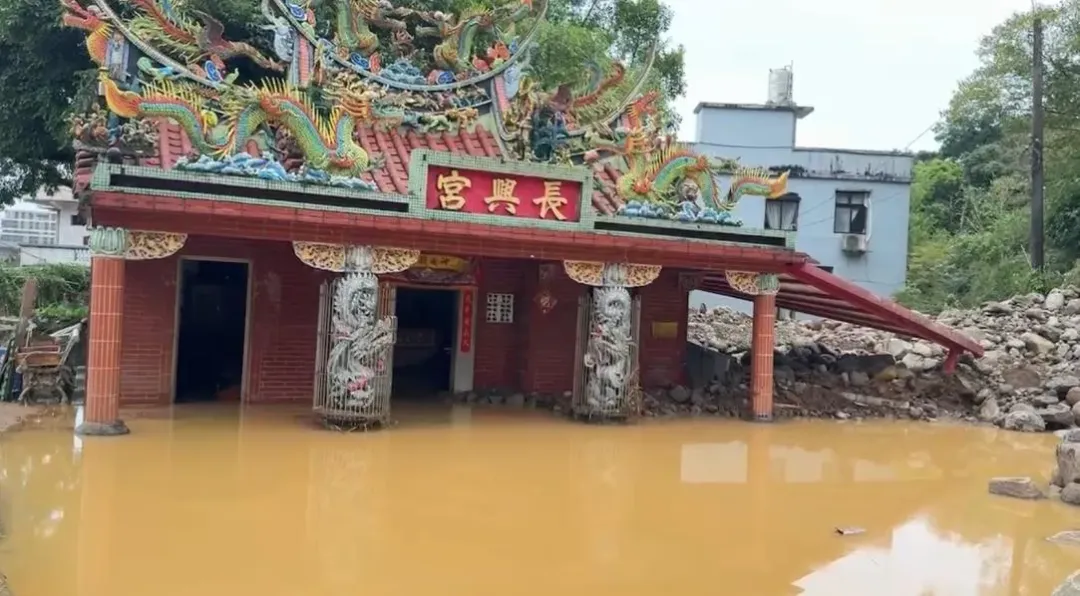 一波未平，一波又起，新北金山區長興宮早上突來大雨，又再度淹水。（圖／翻攝畫面）