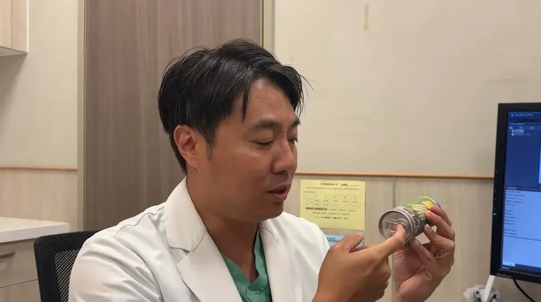 手術醫師把拉環打開，才有機會將易開罐取出。（圖／翻攝畫面）