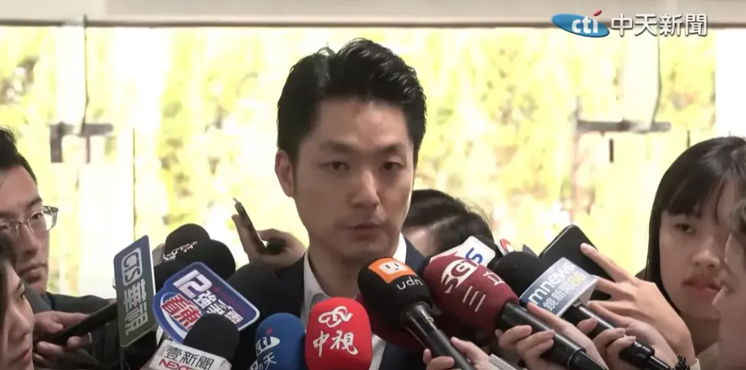 蔣萬安在進入議會前接受媒體聯訪被問及此事時僅以微笑和謝謝帶過。(圖/中天新聞)