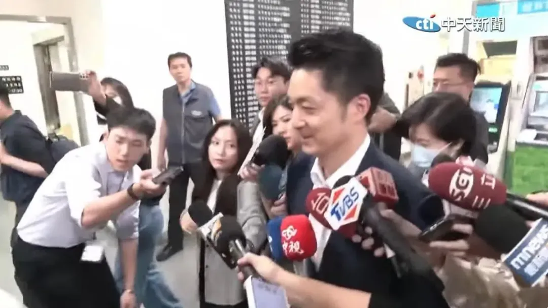 被問到國慶晚會那天疑似被總統賴清德推了一下,台北市長蔣萬安露出微笑僅用謝謝帶過。(圖/中天新聞)