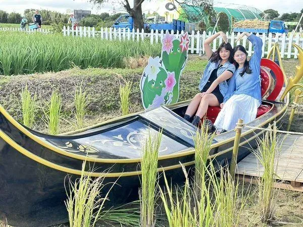 遊客不只能免費到園區遊玩，還可以到貢多拉等打卡點拍照。（圖／桃園市農業局提供）