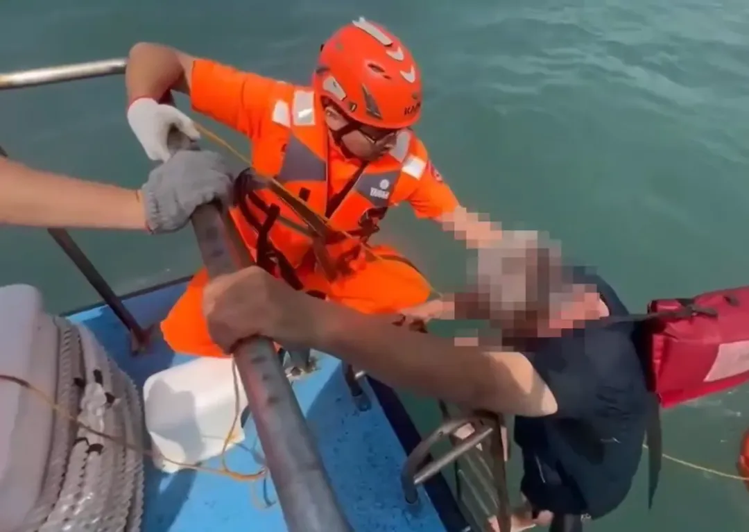 船上1名台籍船長由海巡人員救起,另2名外籍船員則被友船救起,3人平安。(圖/翻攝畫面)