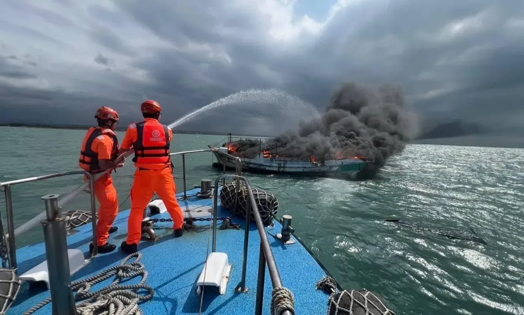 新竹外海7日中午11時許發生「新O發168」漁船引擎起火意外,海巡署人員獲報前往滅火救援。(圖/翻攝畫面)