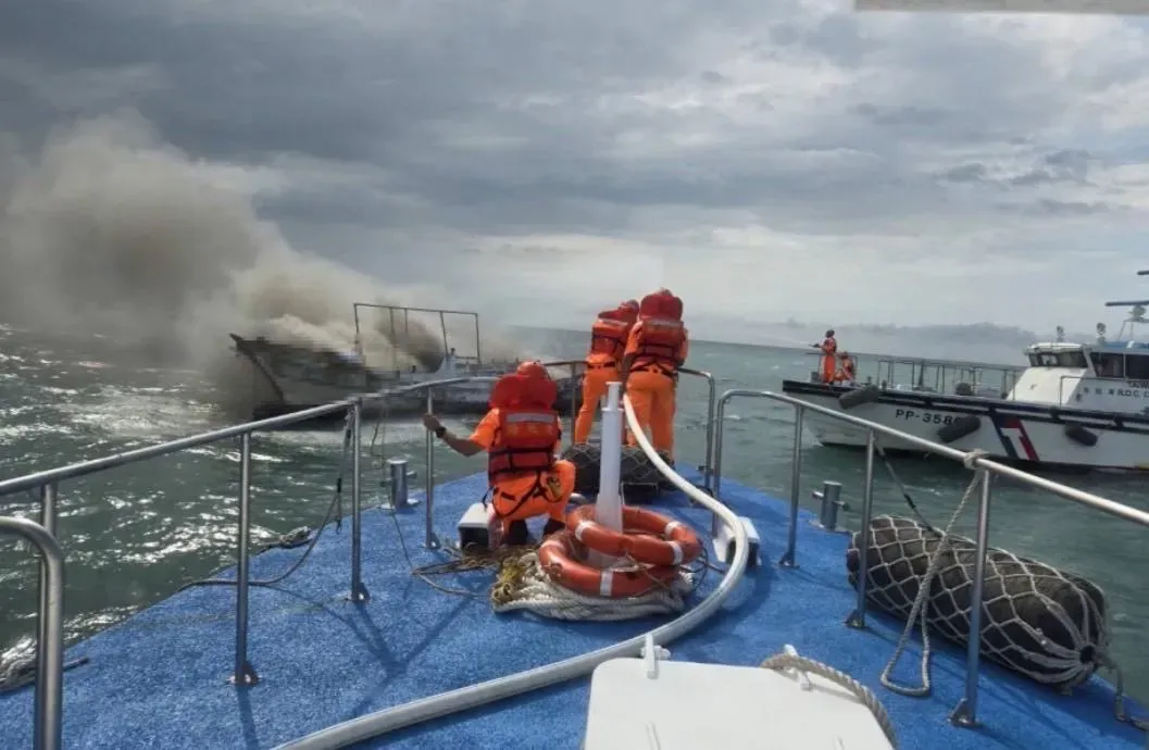 海巡署派遣2艘巡防艇救起船上人員,同時持續撲滅復燃火勢。(圖/翻攝畫面)