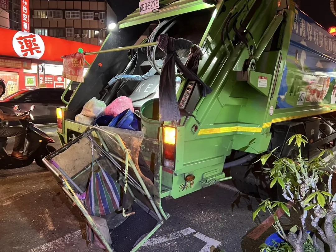 被撞的垃圾車外部出現毀損。（圖／翻攝畫面）