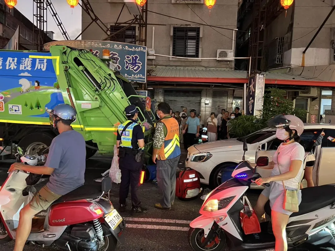 撞車事故波及一旁7位正在倒垃圾的民眾。（圖／翻攝畫面）